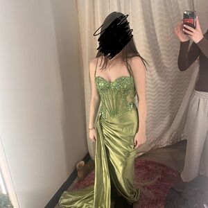 Prom dress / formal gown